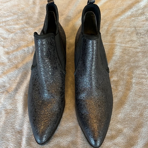 Donald J. Pliner Darla Black Metallic Silver Leather Chelsea Ankle Boot, Size 8 - Picture 2 of 9